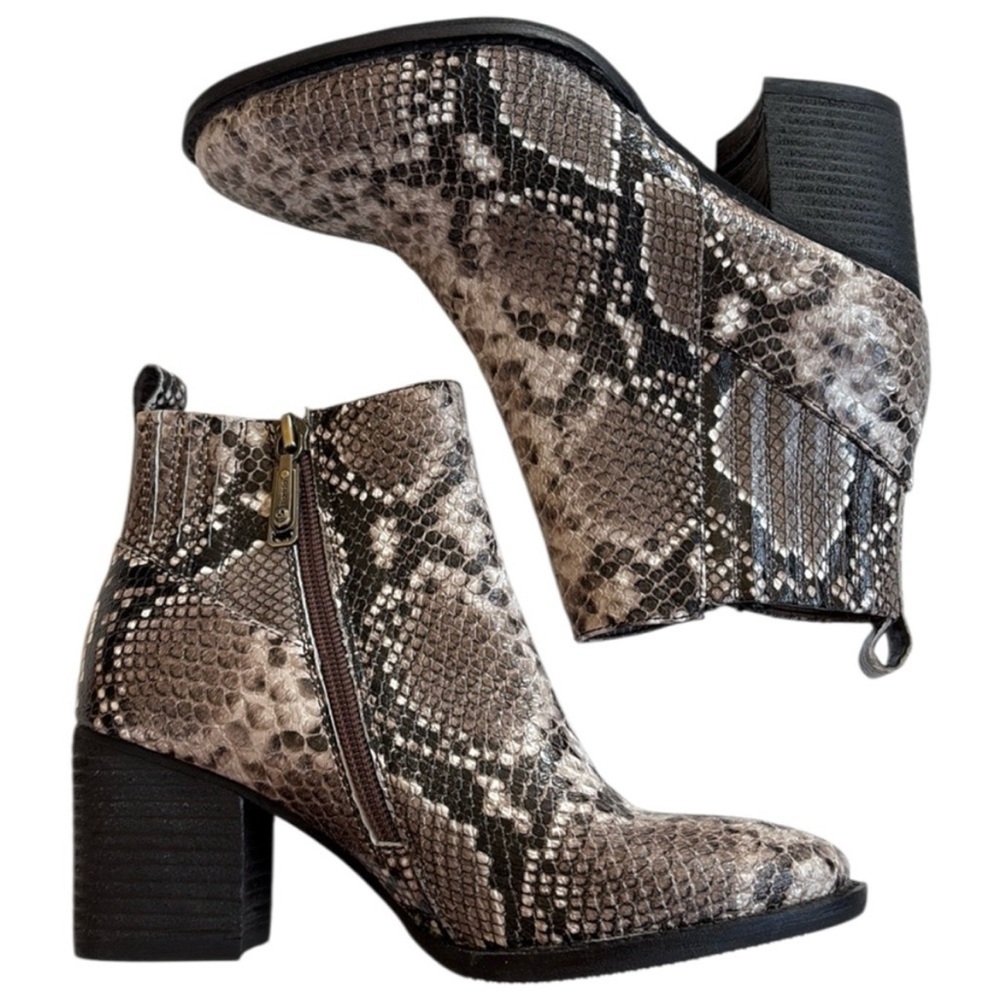 Like New Blondo Leather Snakeskin Boots
Waterproof Size 6